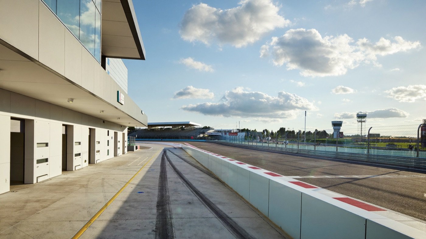 Voie des stands et ligne droite d’un circuit automobile par beau temps